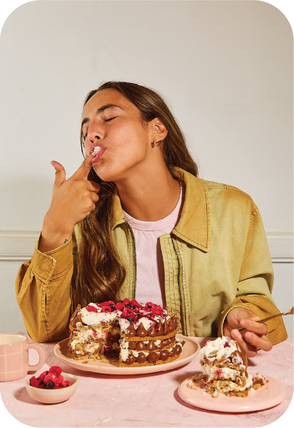 Persona disfrutando comida con torta y postres